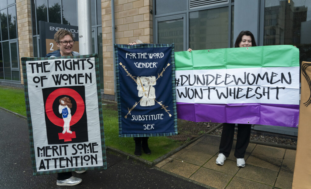 More banner ladies